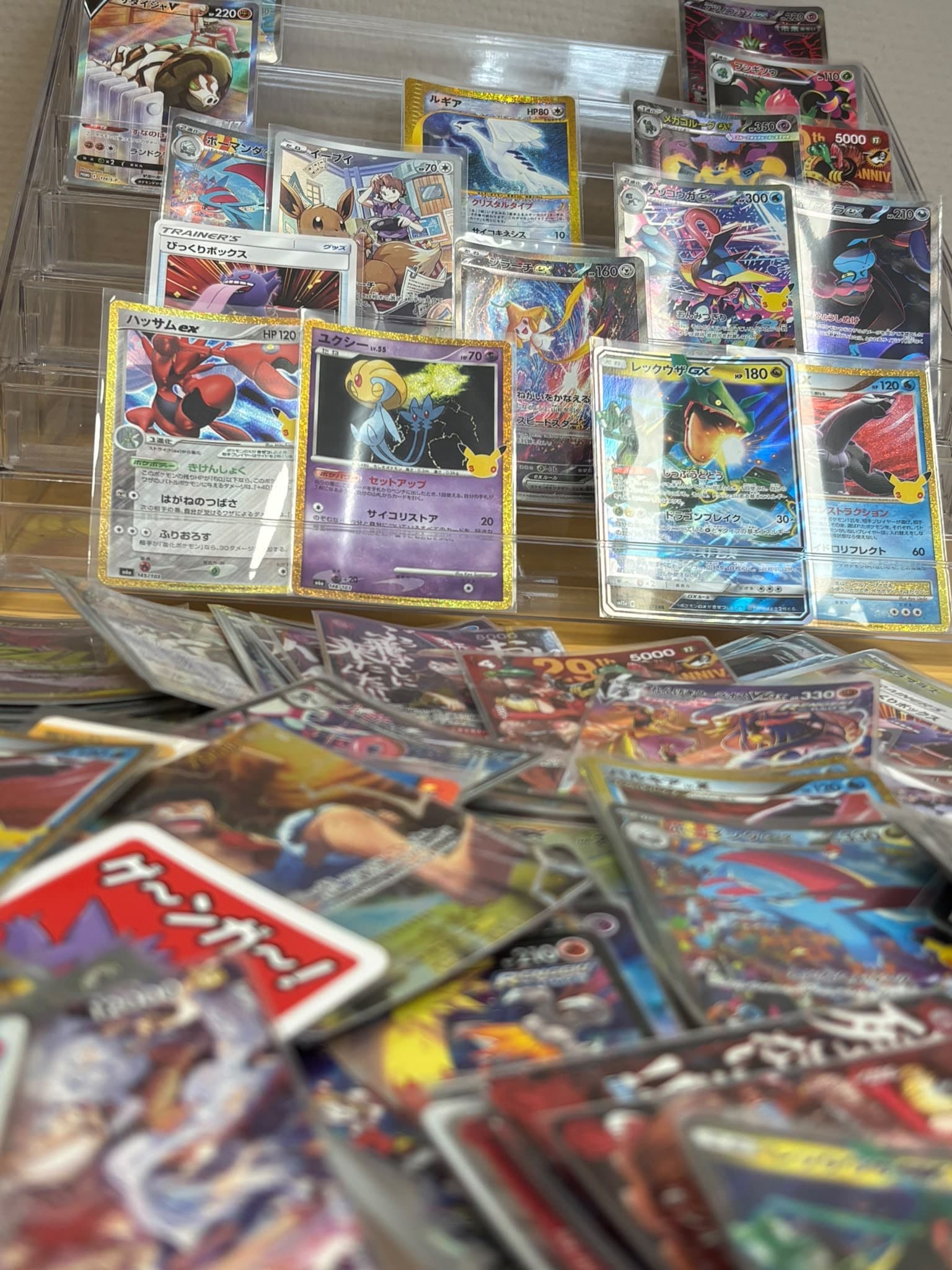 Pokémon-kaarten sorteren per set in een display